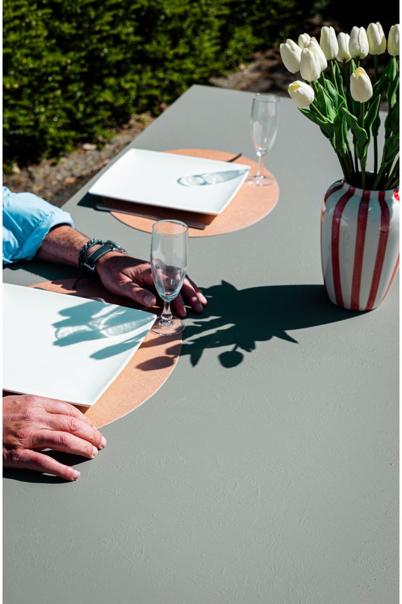 Plateau gris avec incrustation orange sur une terrasse, dressé avec deux assiettes