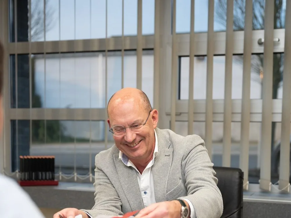 Werco-medewerker aan het werk op kantoor in Meulebeke